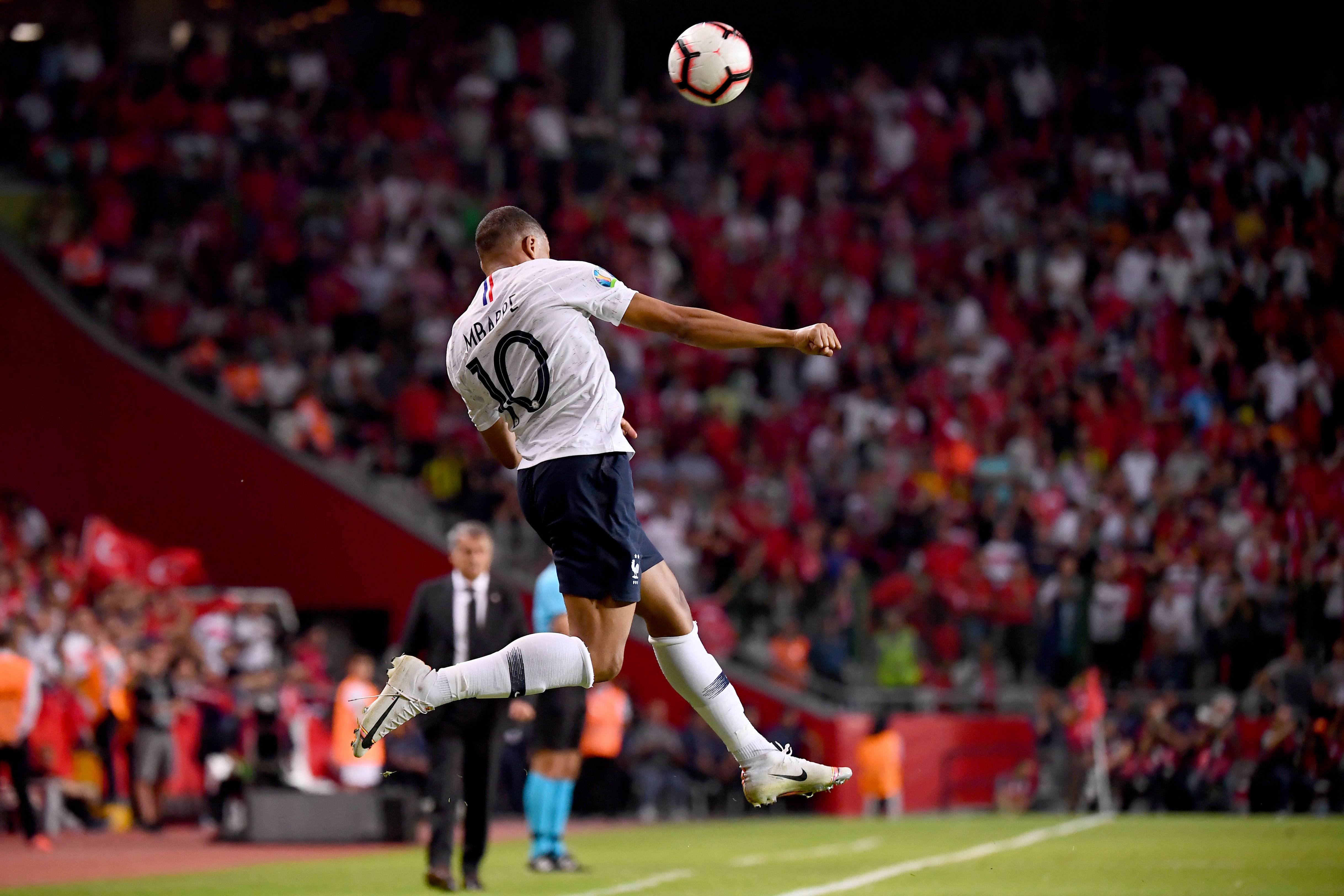 球冲击门前 球冲击门前